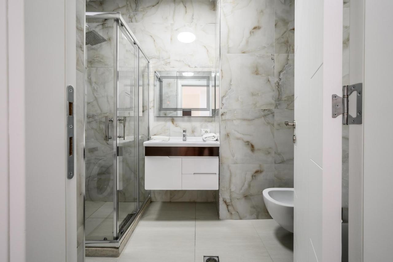 Miku Apartment-Modernly Designed Downtown Tirana Bagian luar foto
